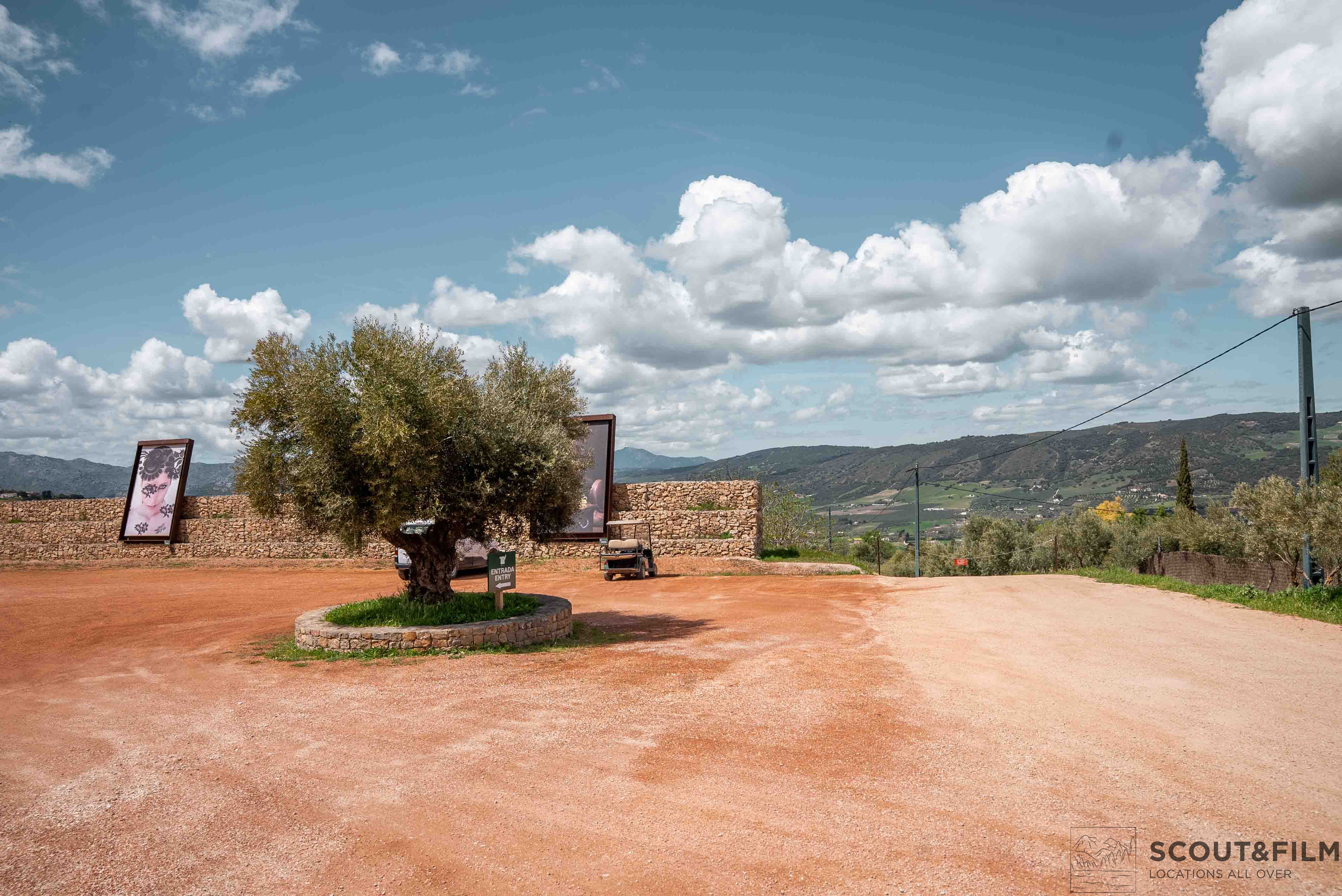 LA ALMAZARA - GREENHOUSE Y PARKING